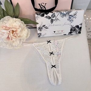 🎀NWT Victoria’s Secret V-String Panty Size L. White Lace.